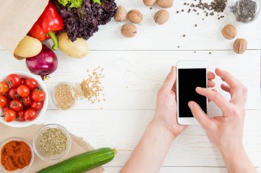 Pişirme sırasında akıllı telefon kullanan kişi 