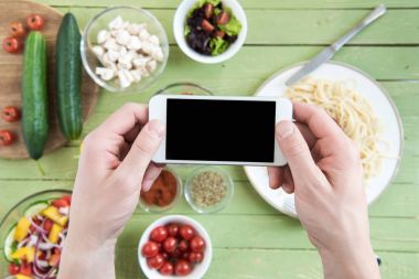 Kişi holding smartphone 