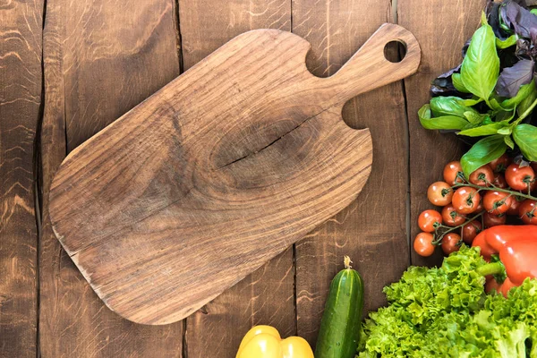 Verduras con tabla de cortar —  Fotos de Stock