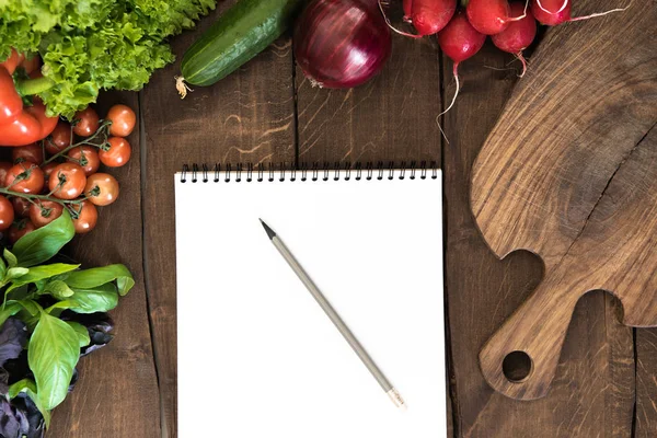 Masada çiğ sebze ile not etmek — Stok fotoğraf