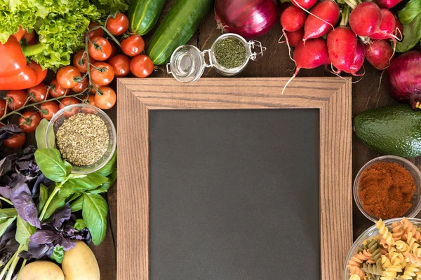 Quadro-negro com grupo de legumes frescos — Fotografia de Stock