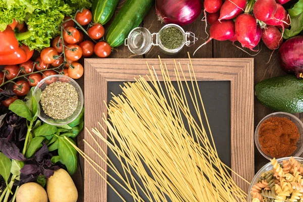 Fondo de alimentos con verduras y pasta —  Fotos de Stock