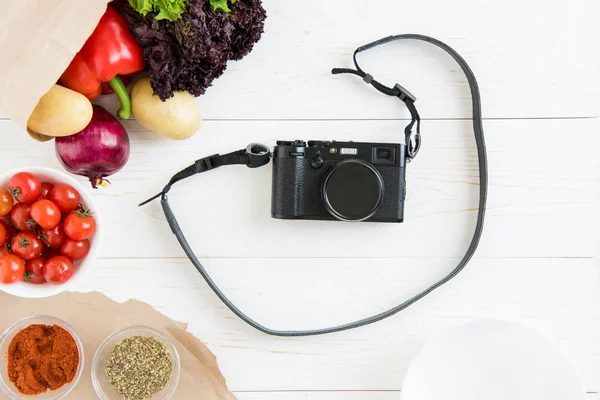 Fotokamera med grönsaker och kryddor — Stockfoto