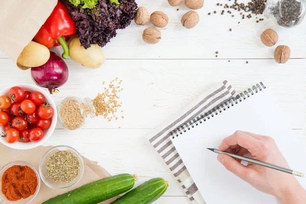 Persona che cucina con ricettario — Foto Stock