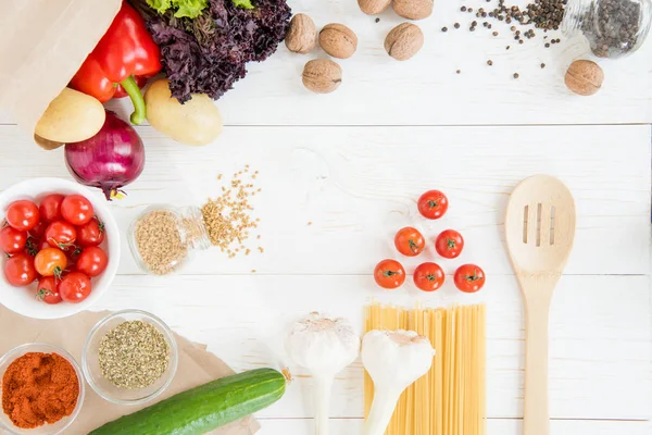 Tomatoes and raw pasta — Stock Photo, Image