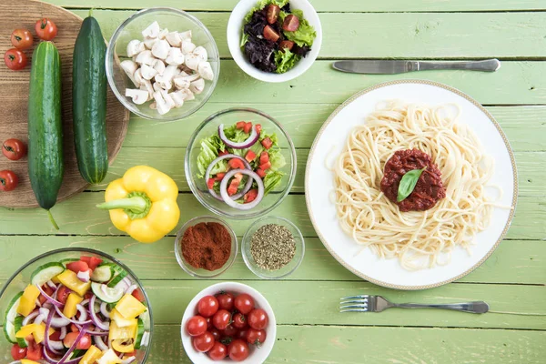 Spaghetti i warzywa świeże — Zdjęcie stockowe