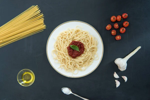 Spaghetti z sosem i bazylia — Zdjęcie stockowe