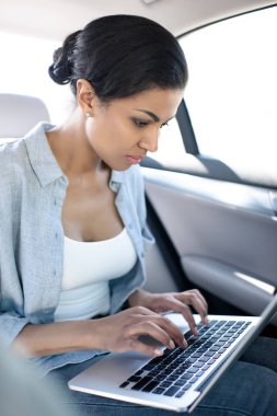 Afrikalı-Amerikalı kadın laptop ile çalışma