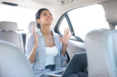 Afrikalı-Amerikalı kadın taksi 