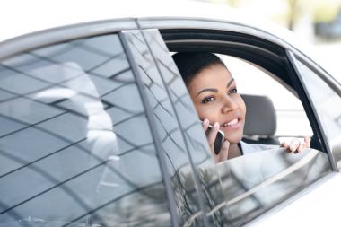 Arabada oturan güzel kadın 