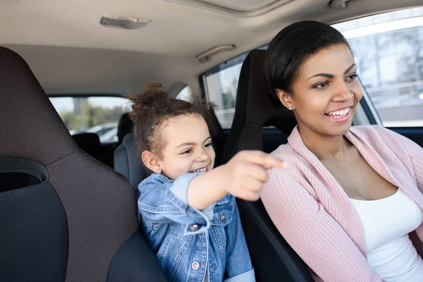 Fille avec mère en voiture — Photo