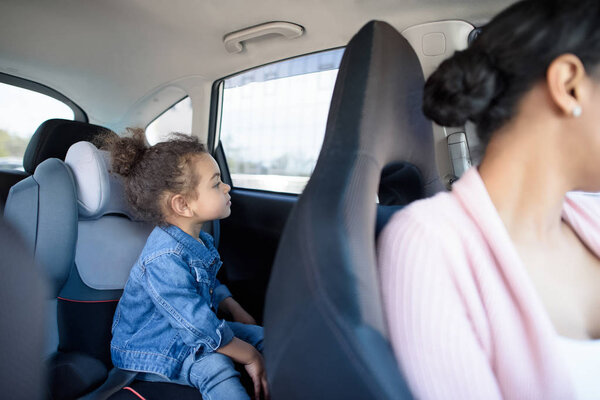 девушка с матерью в машине
