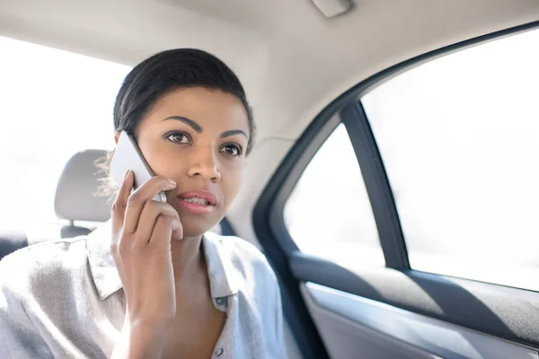 African american woman in taxi — Stock Photo, Image