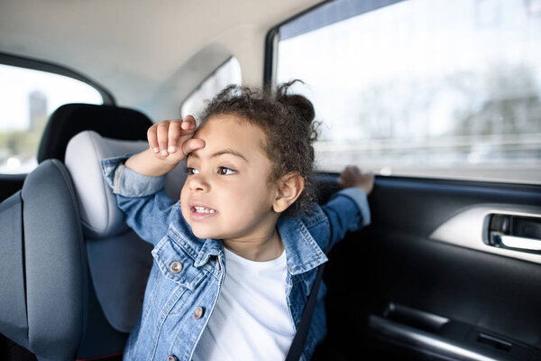 Маленькая девочка в машине