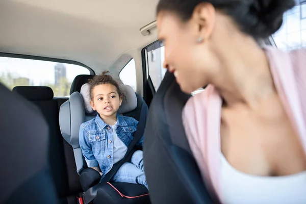 Mädchen mit Mutter im Auto — Stockfoto