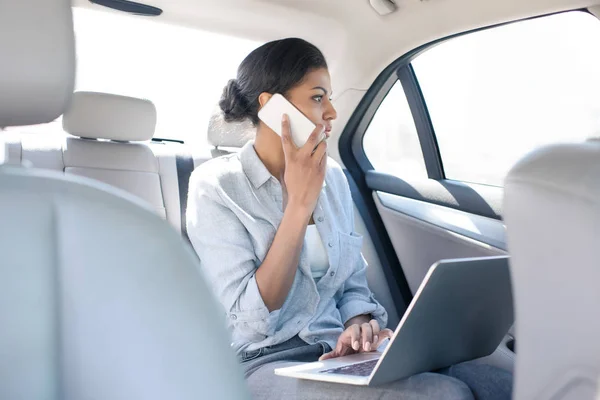 Afrikaanse Amerikaanse vrouw in de taxi — Stockfoto