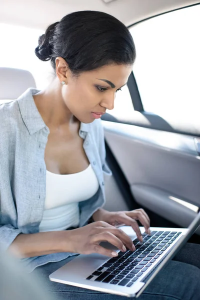 Mulher americana africana trabalhando com laptop — Fotografia de Stock