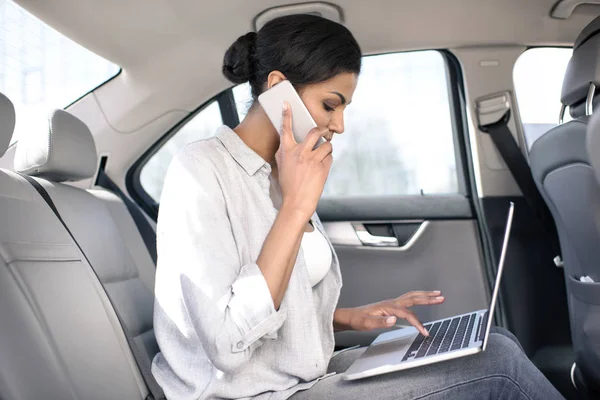 African american woman in taxi — Stock Photo, Image