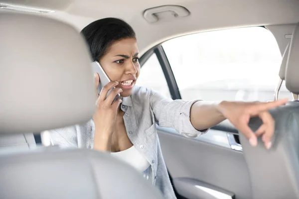 Afrikaanse Amerikaanse vrouw in de taxi — Stockfoto