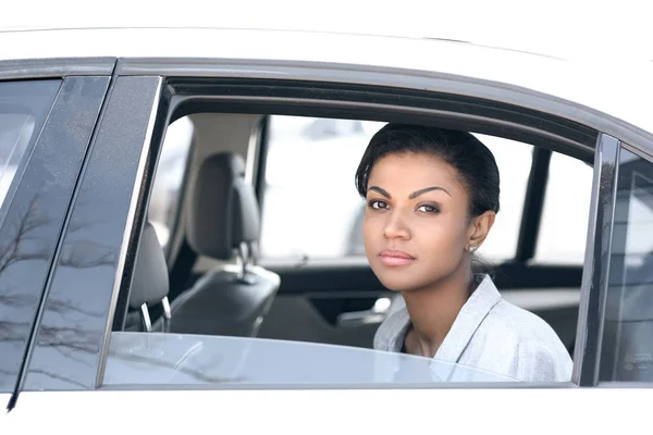 Belle femme assise dans la voiture — Photo