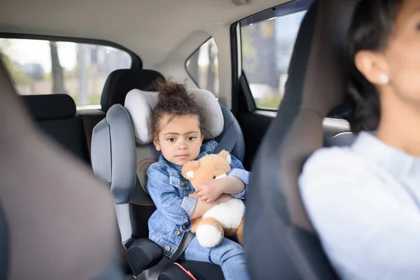 Mädchen mit Teddybär im Auto — Stockfoto