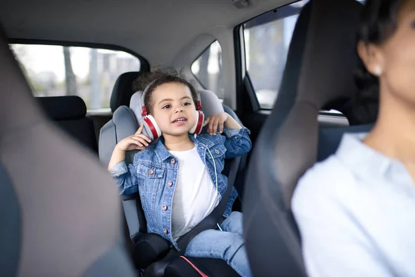 Chica escuchando música en los auriculares — Foto de Stock