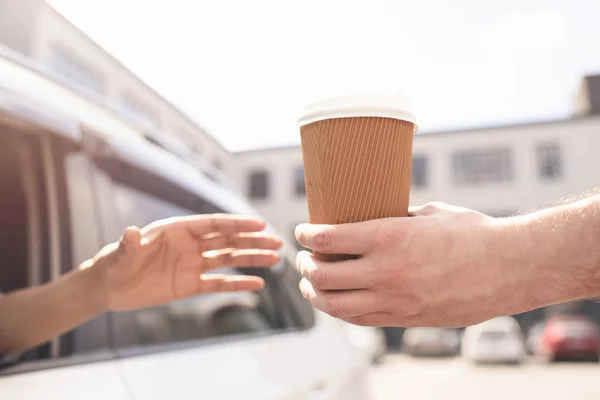 Woman buying coffee to go — Stock Photo, Image