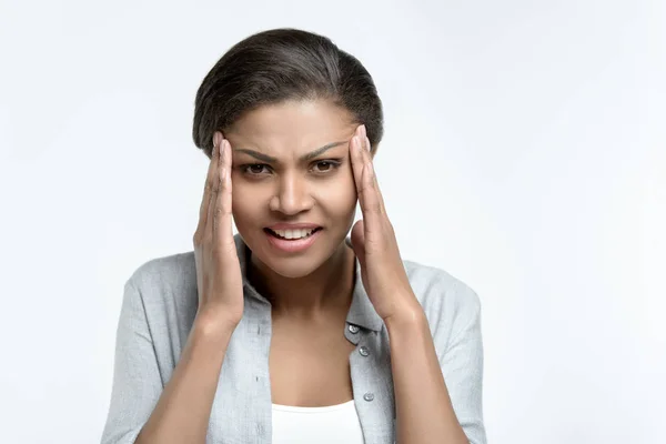 Mujer afroamericana con dolor de cabeza — Foto de Stock