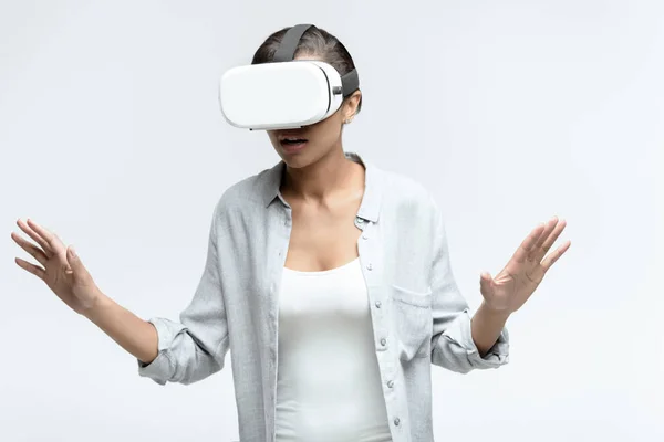 Vrouw met behulp van virtual reality headset — Stockfoto