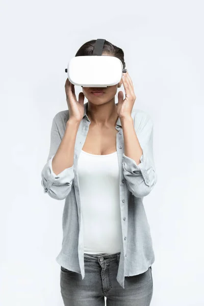 Vrouw met behulp van virtual reality headset — Stockfoto
