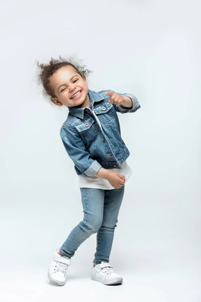 Zabawne dziecko dziewczynka w dżinsy — Zdjęcie stockowe