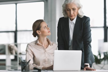 iş kadını ve patronu laptop ile çalışma  