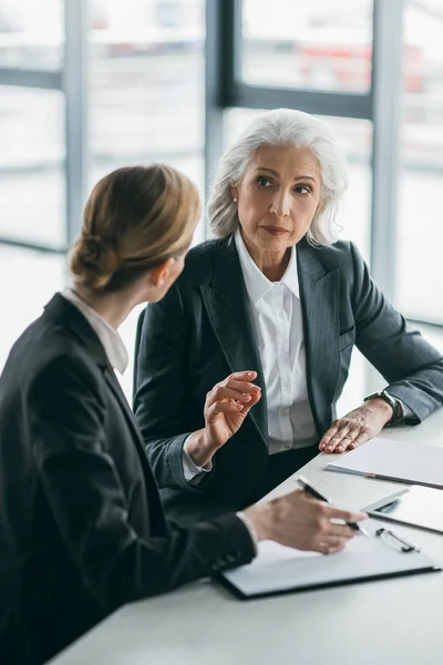 Businesswomen discussing project — Stock Photo, Image