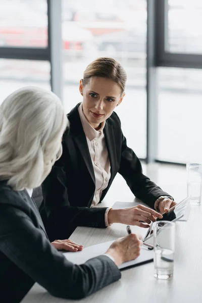 Businesswomen discussing project — Stock Photo, Image