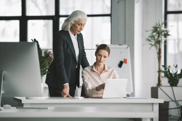 Mujer de negocios y su jefe trabajando con el ordenador portátil —  Fotos de Stock