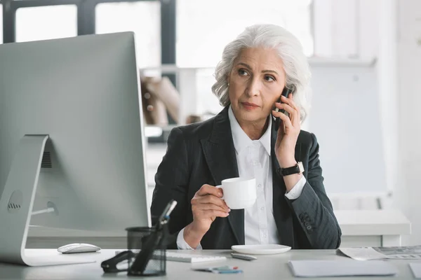 Senior affärskvinna med smartphone — Stockfoto