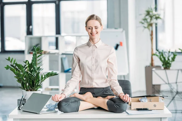 Podnikatelka v lotosové pozici meditaci — Stock fotografie