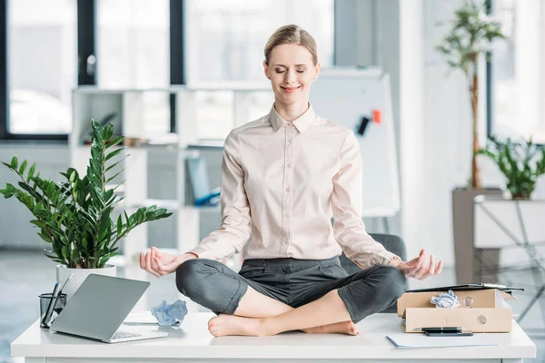 Donna d'affari meditando in posizione di loto — Foto Stock