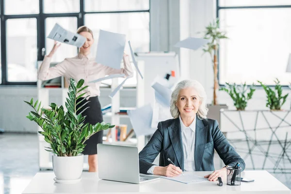 Empresária e colega estressado — Fotografia de Stock