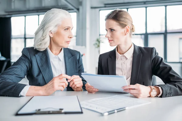 Businesswomen discussing project — Stock Photo, Image