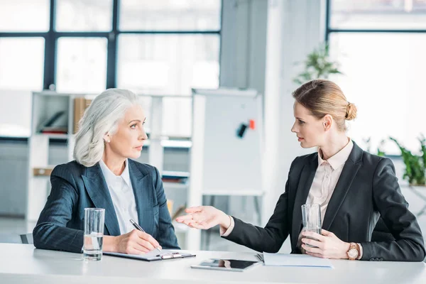 Businesswomen discussing project — Stock Photo, Image