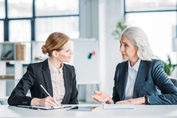 Businesswomen discussing project — Stock Photo, Image