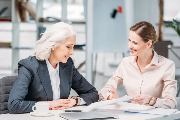 Businesswomen discussing project — Stock Photo, Image