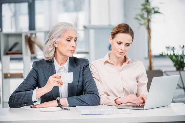 Businesswomen discussing project — Stock Photo, Image