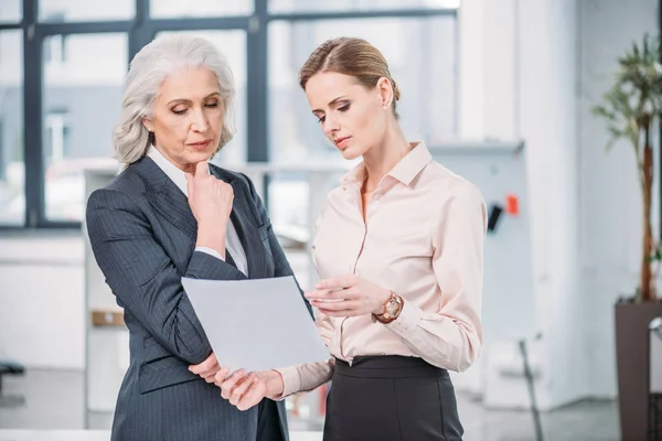 Businesswomen discussing in office — Stock Photo, Image
