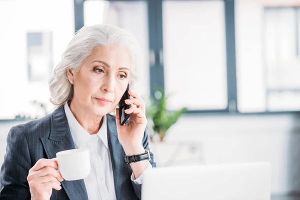 Senior affärskvinna på arbetsplatsen — Stockfoto