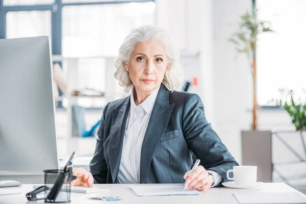 Senior-Unternehmerin am Arbeitsplatz — Stockfoto