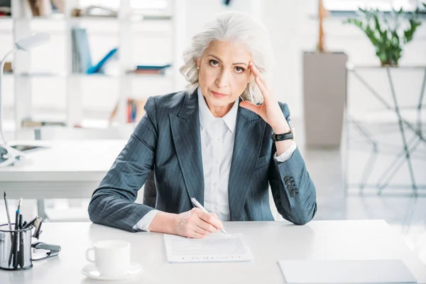 Businesswoman signing contract — Stock Photo, Image