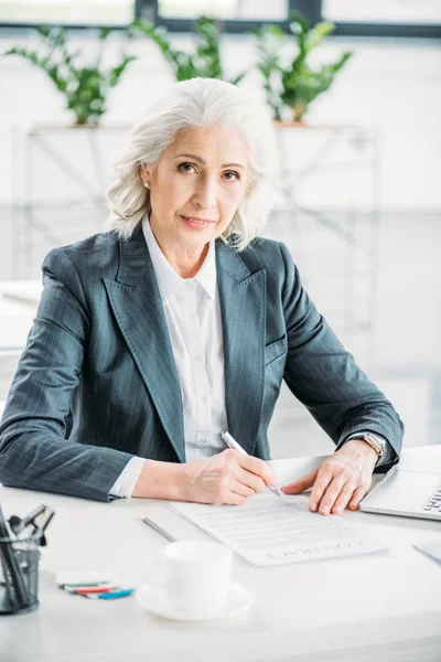 Businesswoman signing contract — Stok fotoğraf