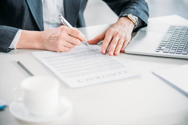 Empresa firmando contrato — Foto de Stock